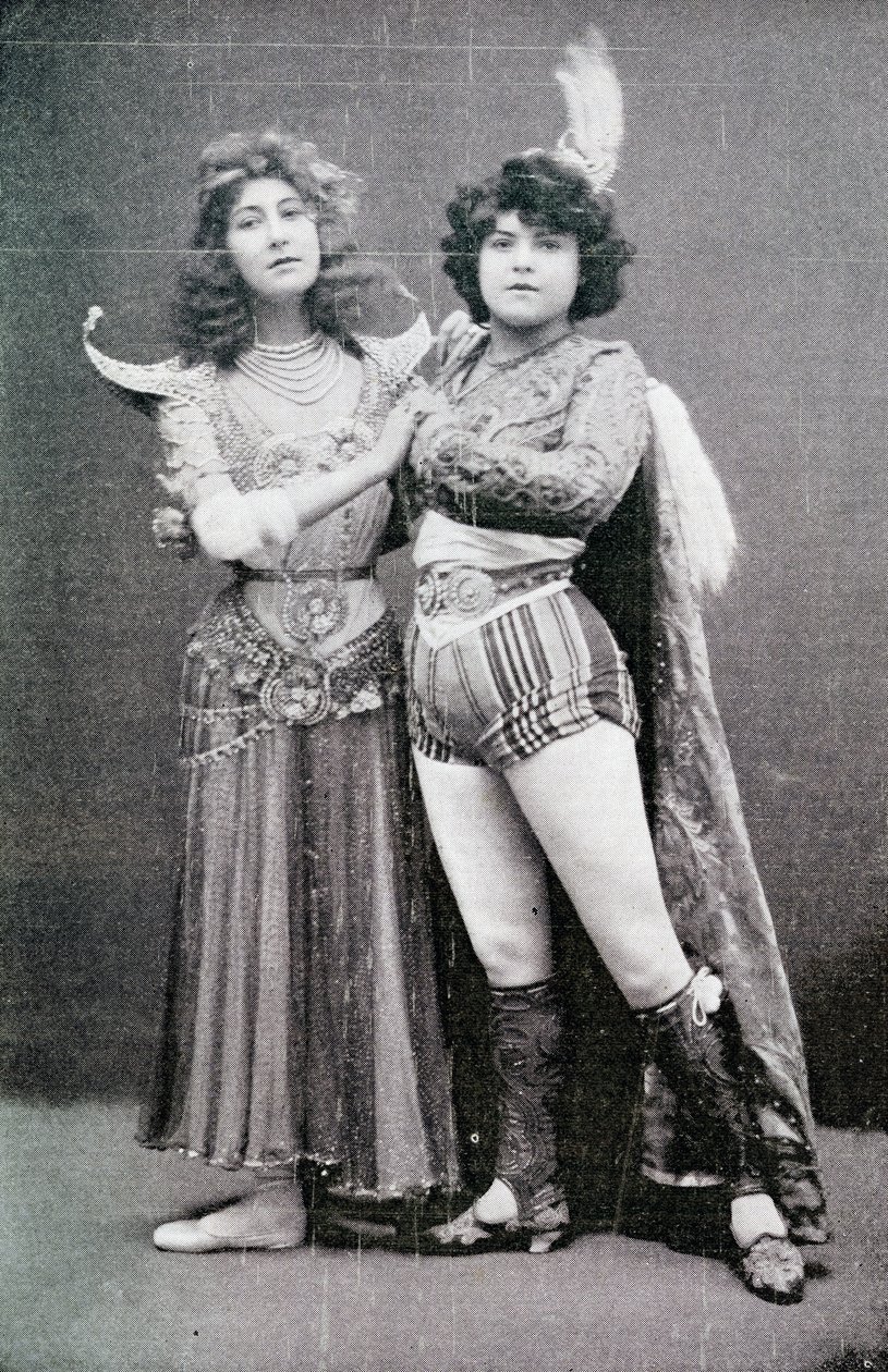 Liane de Pougy vystupující jako indická bohyně „La Yakcha“ v Palace Theatre v Londýně se svou průvodkyní, Lallie Pernod, 1901 od Unbekannt Unbekannt