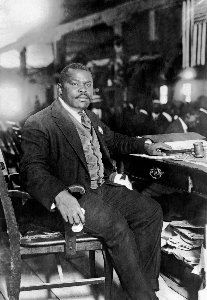 Marcus Garvey u svého stolu od Unbekannt Unbekannt