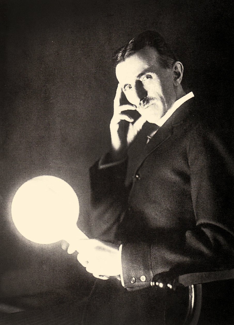 Portrét Nikoly Tesly držící žárovku osvětlenou elektromagnetickým polem Teslovy cívky, 1899 od Unbekannt Unbekannt