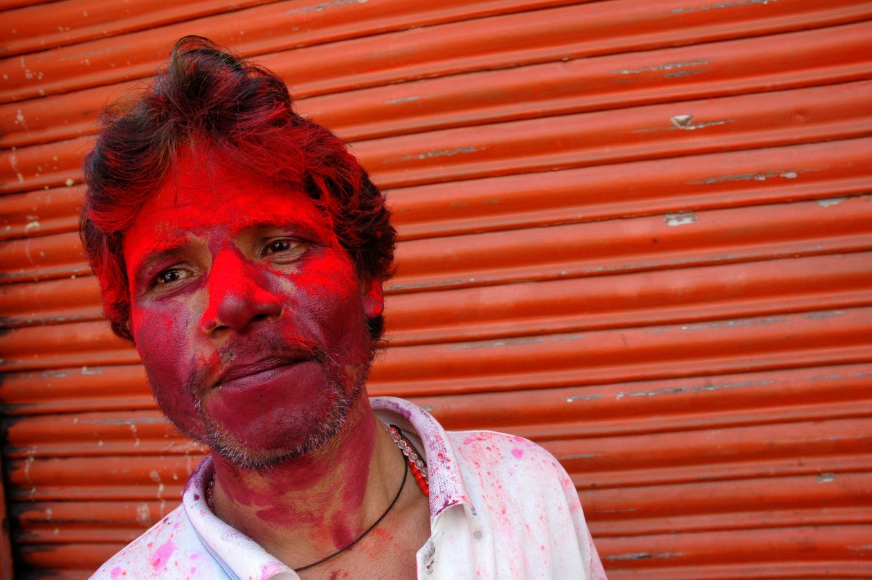 Portrét barevně rozmazaného muže během festivalu holi. Kalkata, Indie 4. března 2007. od Unbekannt Unbekannt