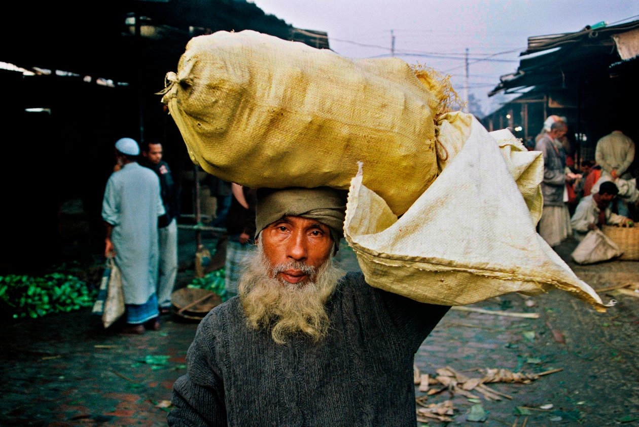 Portrét prodejce zeleniny. Abdus Samad kupuje zeleninu na trhu pro prodej a prodává ji na ulici. Bazar Nirala kacha, Khulna, Bangladéš. od Unbekannt Unbekannt