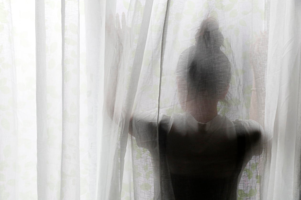 Silueta ženy za poloprůhledným závěsem, Ho Či Minovo město, Vietnam od Unbekannt Unbekannt