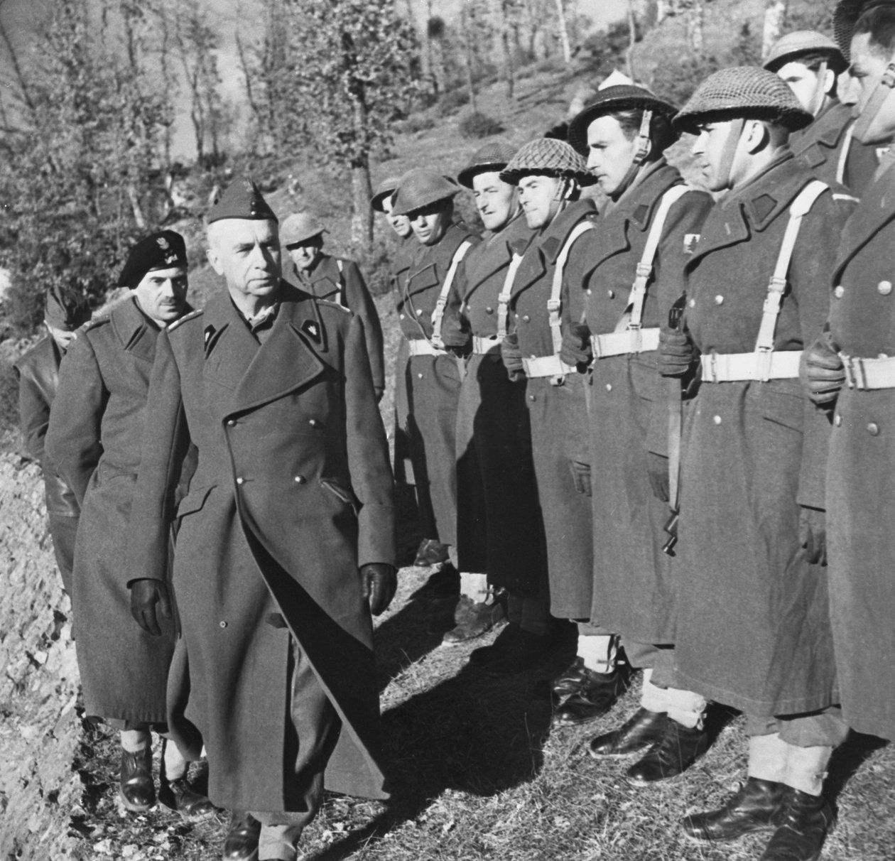 Bitva u Cassina: Generál Kazimierz Sosnkowski, vrchní velitel polských sil, během návštěvy 2. polského sboru, kterému velel generál Wladyslaw Anders, 30. března 1944 od Unbekannt Unbekannt