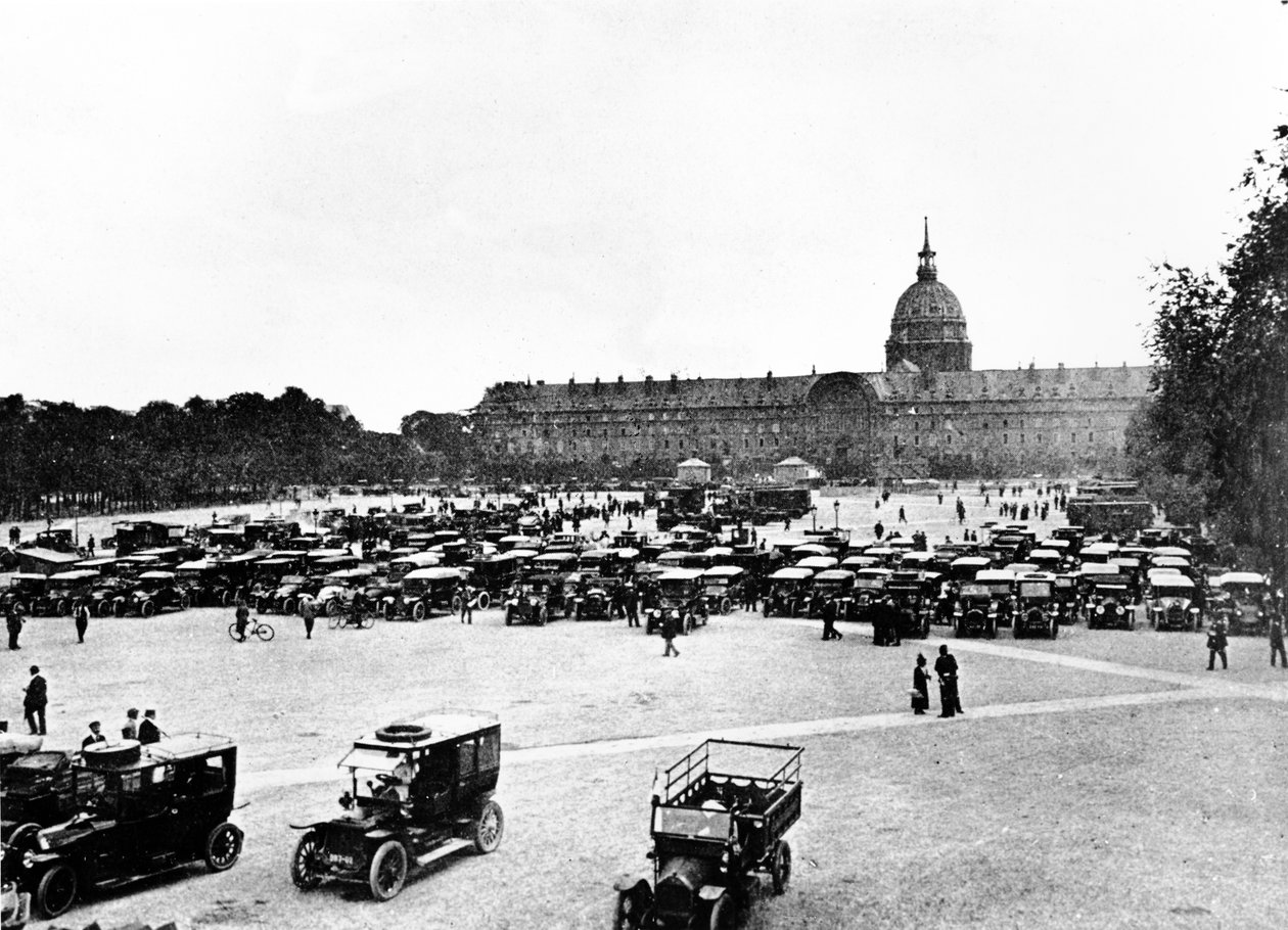 Taxis of the Marne se shromáždili v Invalidovně v Paříži v připravenosti k odjezdu k přepravě vojáků do první bitvy na Marně, září 1914 od Unbekannt Unbekannt