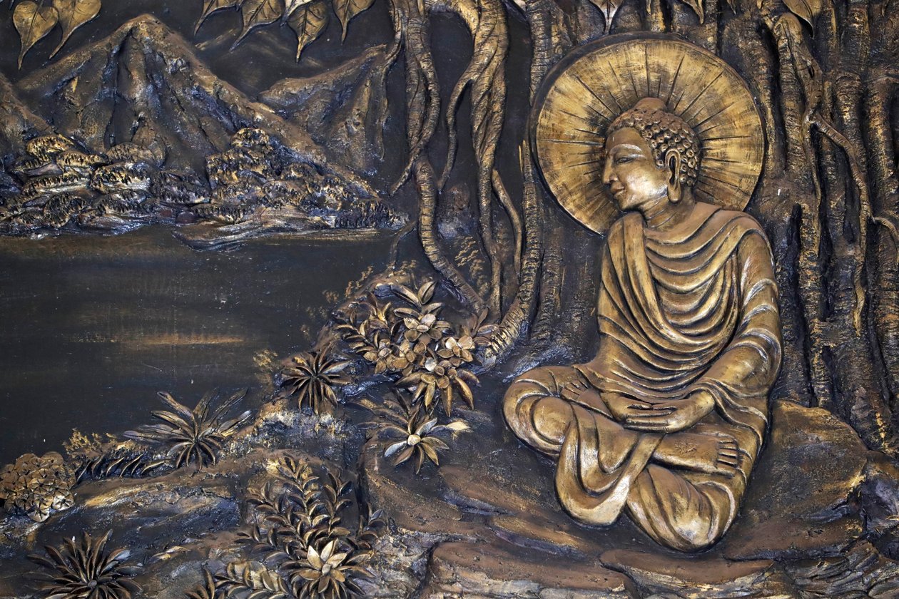 Buddhistický chrám Tinh Xa Ngoc Tin, Buddha Šákjamuni sedící v meditační pozici pod stromem Bodhi, Dalat, Vietnam od Unbekannt Unbekannt