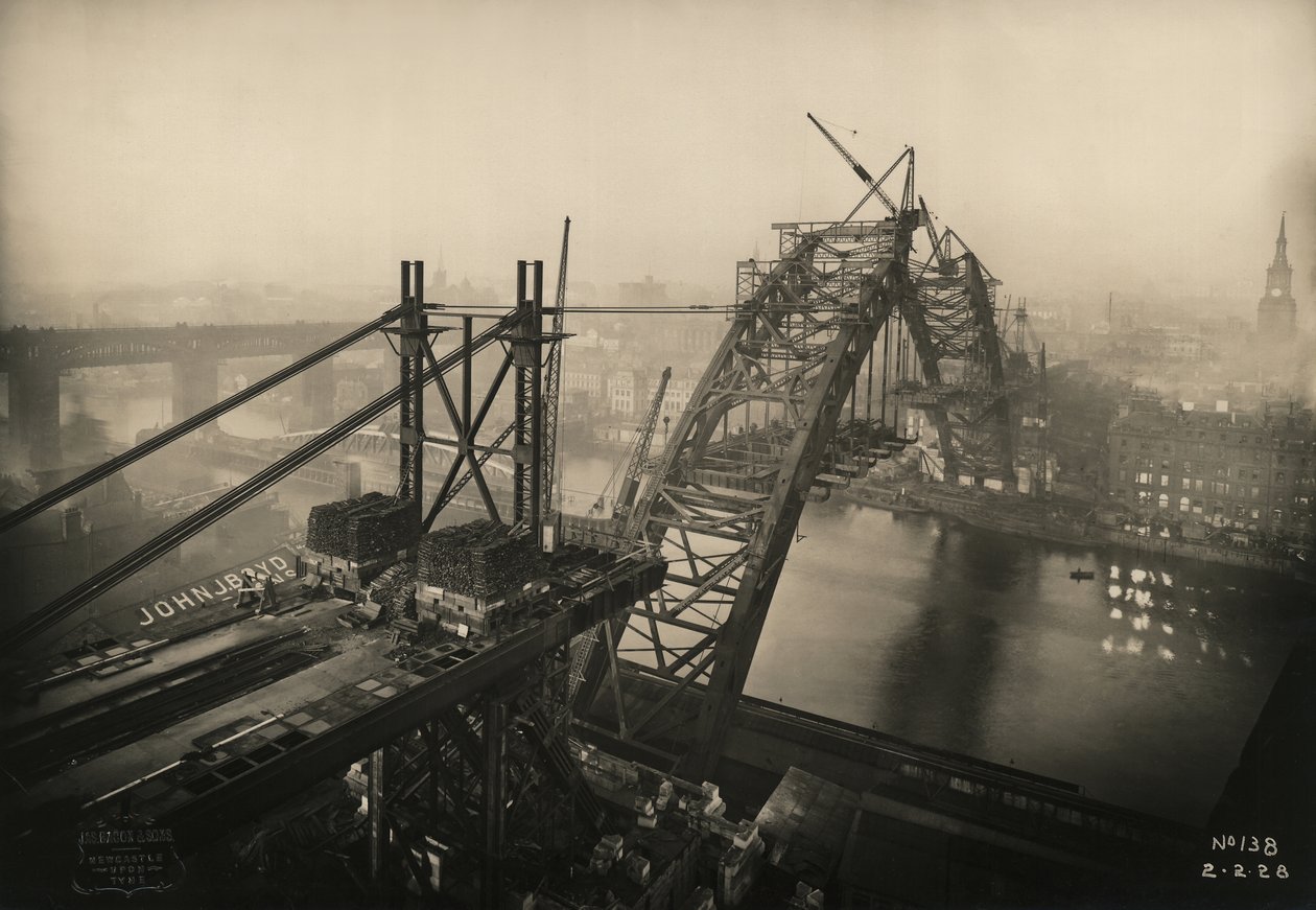 Pohled na průběh mostu Tyne Bridge, který ukazuje, jak se obě poloviny přibližují k sobě, 2. února 1928 od Unbekannt Unbekannt
