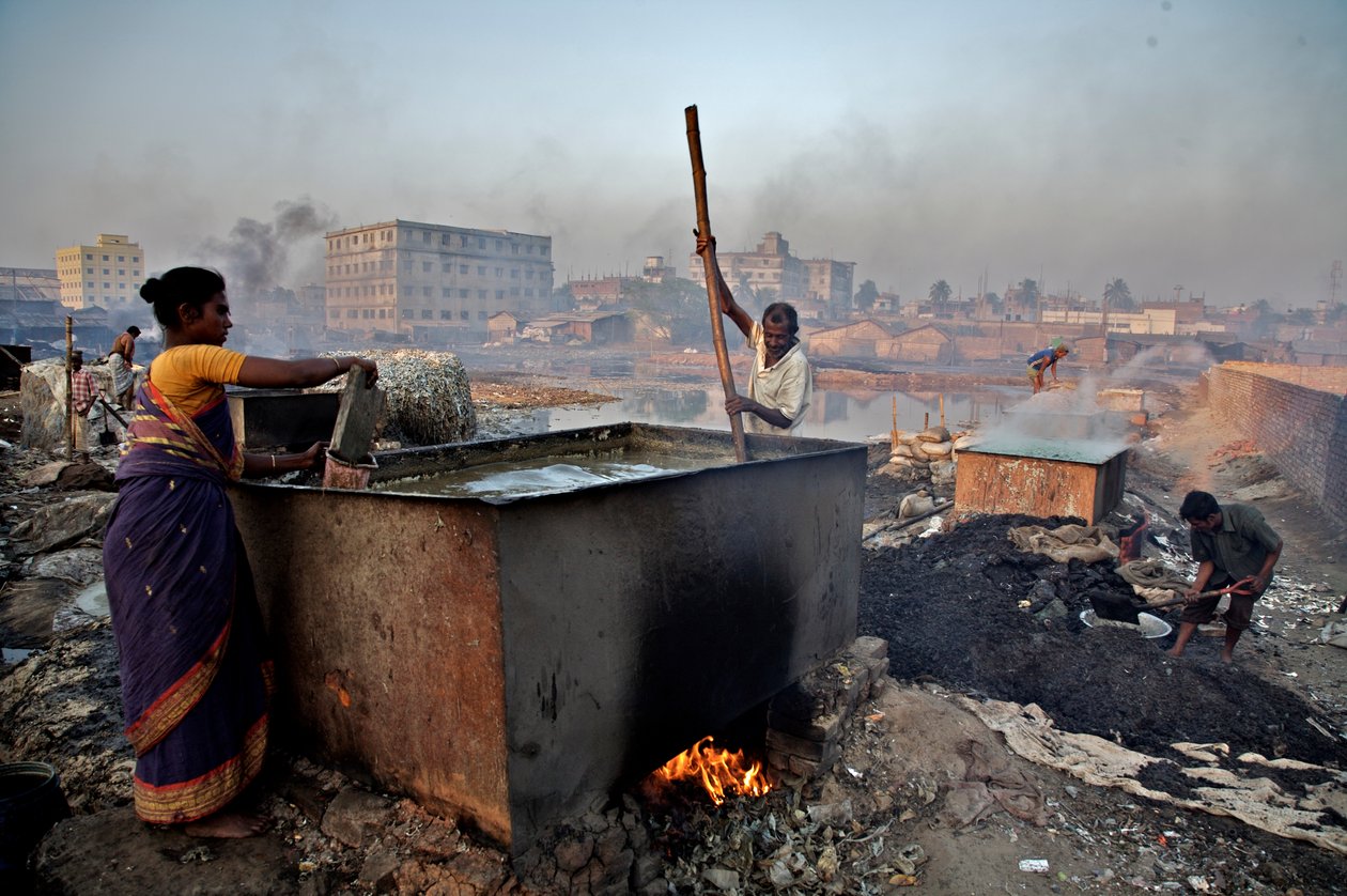 Dělníci vařící odpad z kůže na výrobu lepidla v oblasti Hazaribagh na břehu řeky Buriganga v Dháce v Bangladéši. Stejně jako mnoho jiných průmyslových odvětví, která se nezajímají o faktory životního prostředí, koželužny také způsobují vážné škody na život od Unbekannt Unbekannt