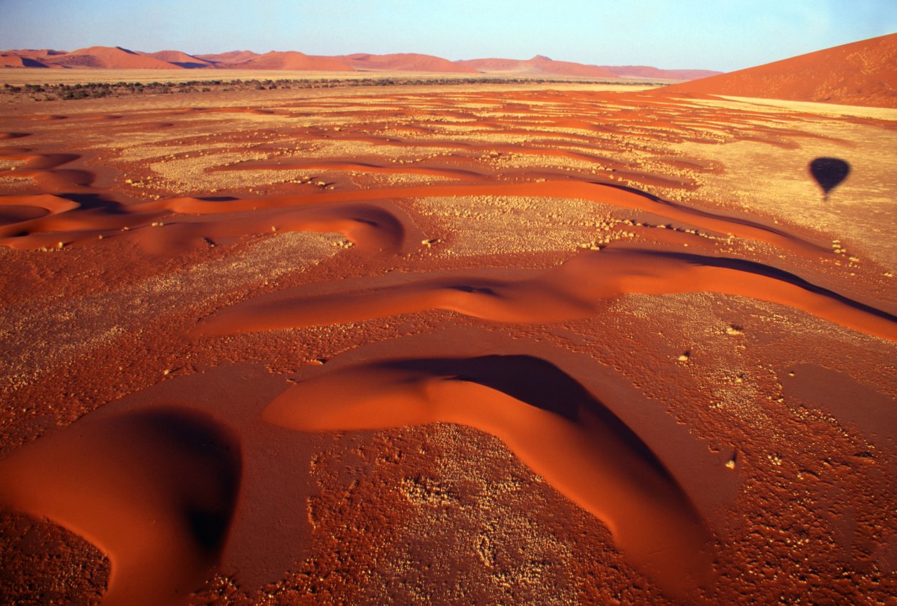 pohled na údolí písečných dun z výletu horkovzdušným balónem těsně po východu slunce poblíž Sossusvlei v poušti Namib v Namibii. 24-07-2003. od Unbekannt Unbekannt