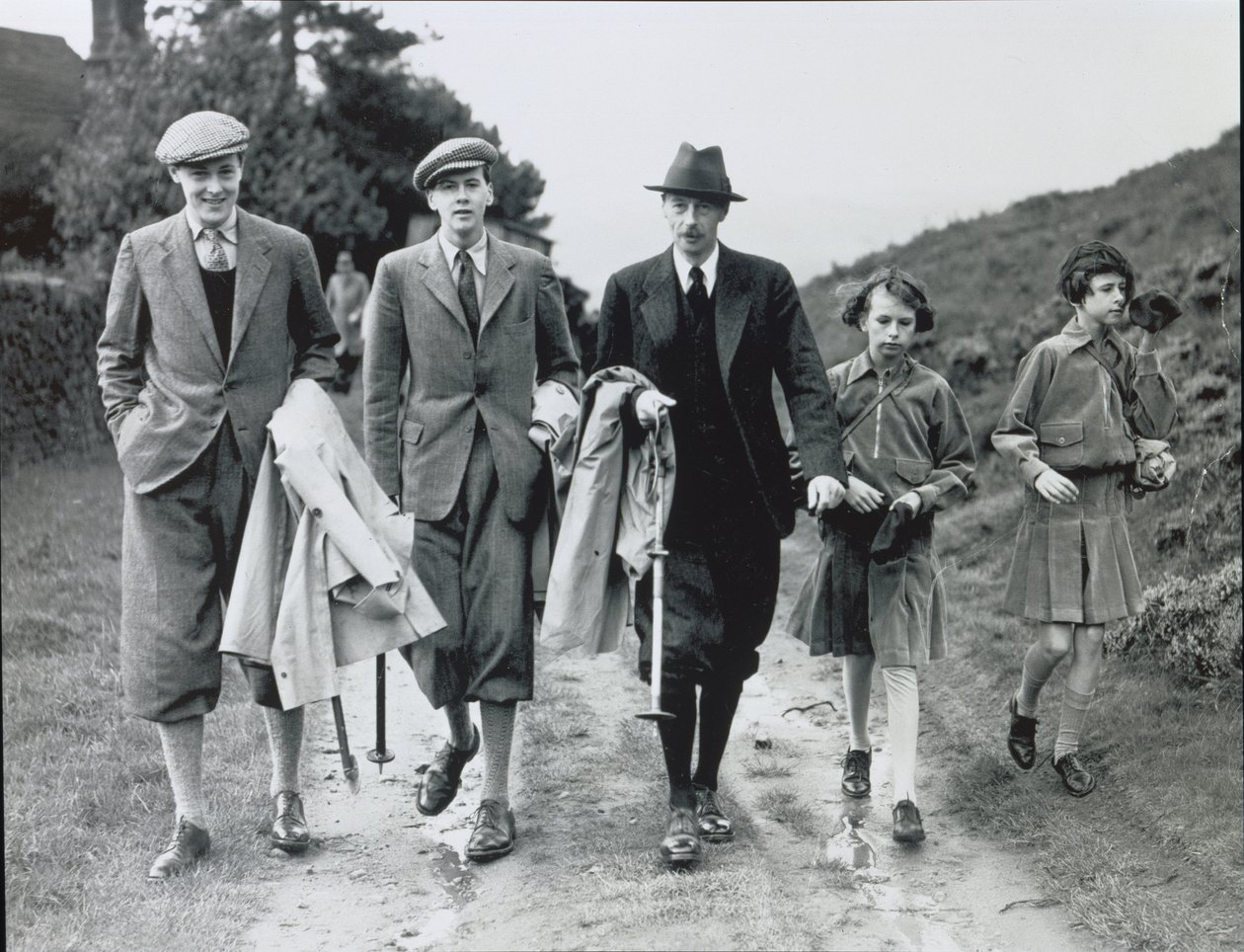 10. vévoda se svými čtyřmi dětmi, Billym, Andrewem, Anne a Elizabeth v Bolton Abbey, kolem roku 1938 (černobílá fotografie) od William M. Timlin