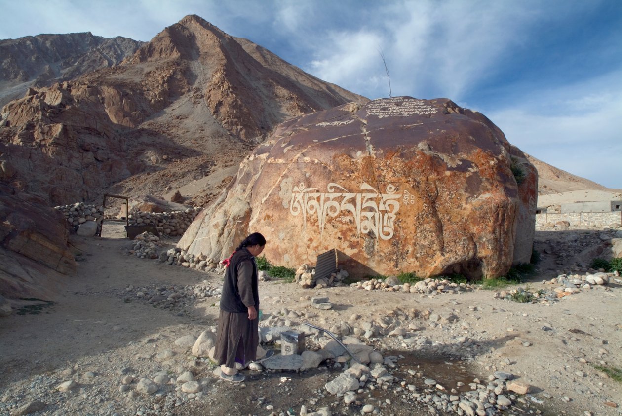 Žena z ladacké vesnice nabírá vodu ze společného potrubí, Tangtse, Ladakh, Indie (foto) od Unbekannt