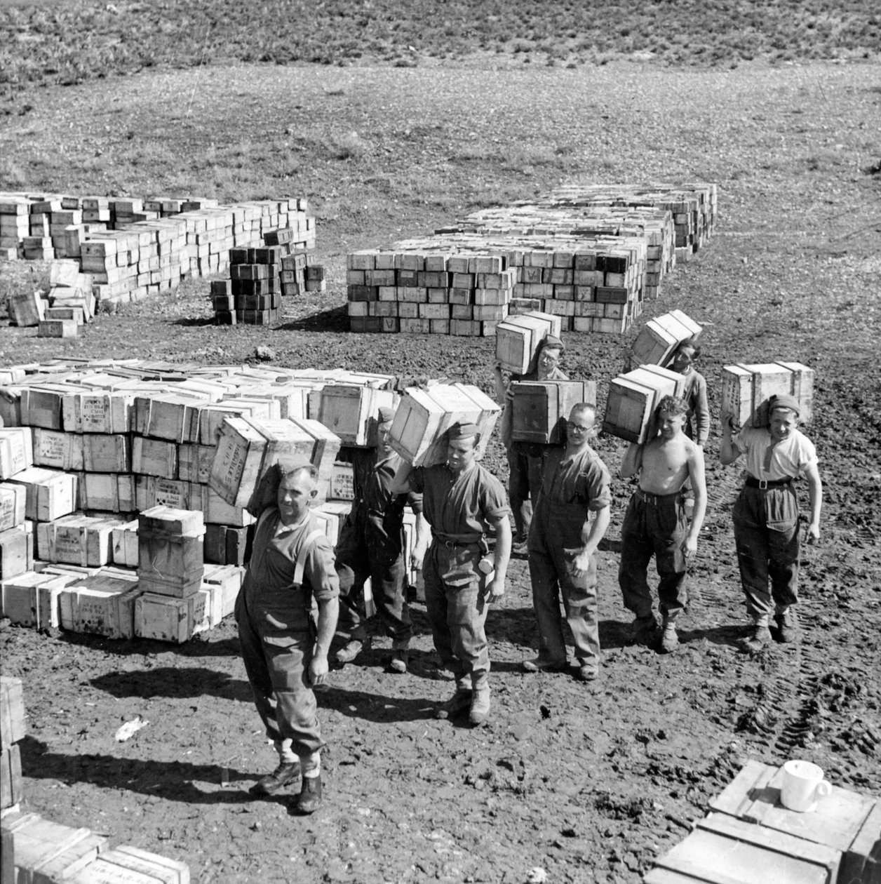 Skládka a muži na ni nesoucí další zásoby, březen 1943 (skluz lucerny) od Unbekannt