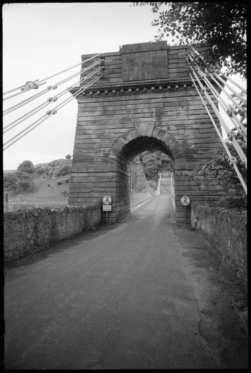 Celkový pohled na Union Bridge, ukazující jižní výšku jižního mola a most táhnoucí se na sever obloukem směrem k severnímu molu na anglické hranici v pozadí , Union Bridge, Loanend, Horncliffe, Northumberland, Velká Británie, Velká Británie, c od Unbekannter Künstler