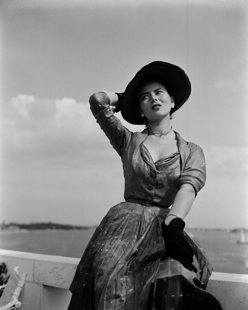 Modelka v módě Christian Dior v Benátkách, 3. června 1951: Black Gloves And Hat od Unbekannt