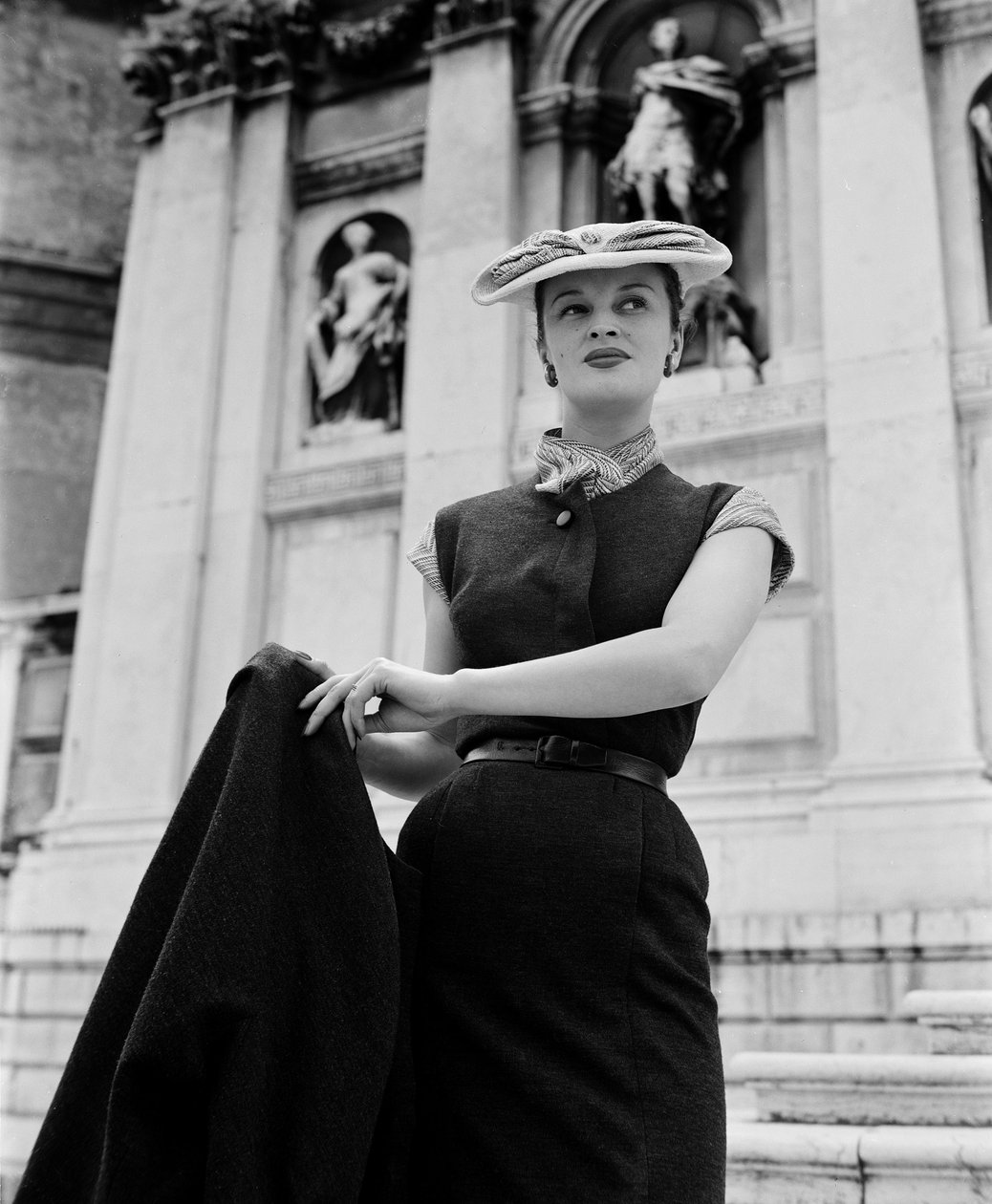 Modelka v módě Christian Dior v Benátkách, 3. června 1951: Outside La Salute od Unbekannt