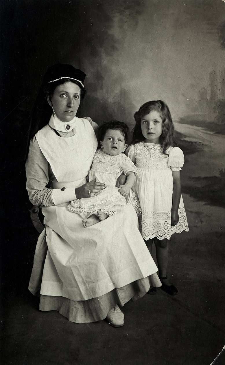 „Zdravotní sestra“ pózující s dětmi ve dvacátých letech minulého století. od William M. Timlin