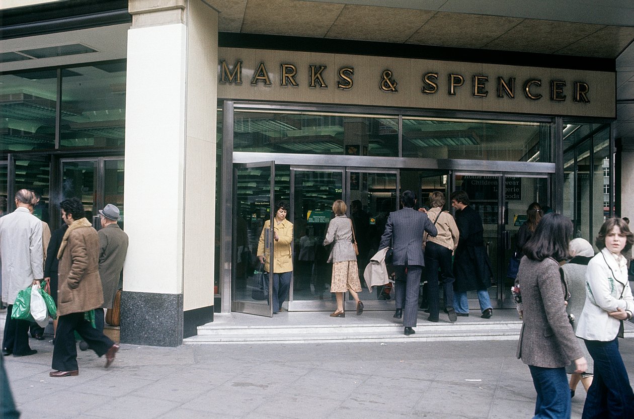 Pohled z ulice na Oxford street s vchodem do Marks & Spencer, Londýn, Velká Británie od Unbekannter Künstler