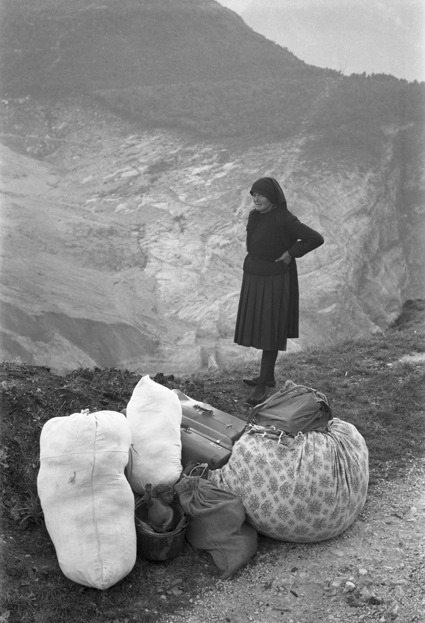 Žena vypráví tragédii, Longarone, Vajont, 9. října 1953: Bags And Luggages od Unbekannt
