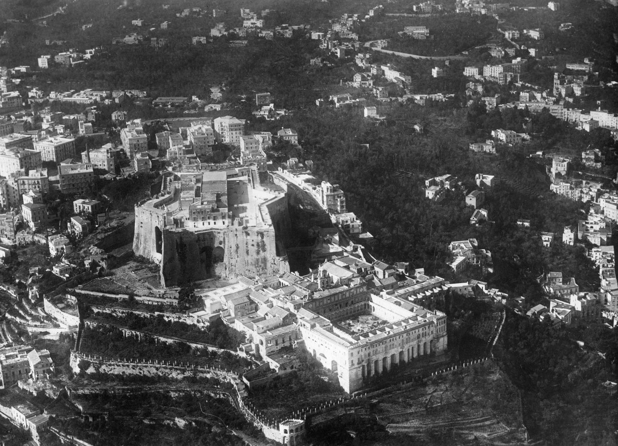 Letecký pohled na Neapol v Itálii se středověkou pevností Castel Sant
