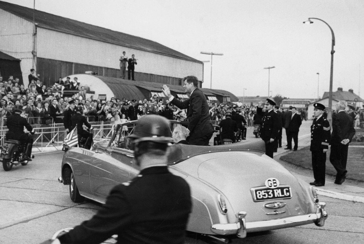 Poté, co prezident Kennedy a pan Macmillan zkontrolovali čestnou námořní stráž na londýnském letišti, odjeli v otevřeném autě. od Unbekannt