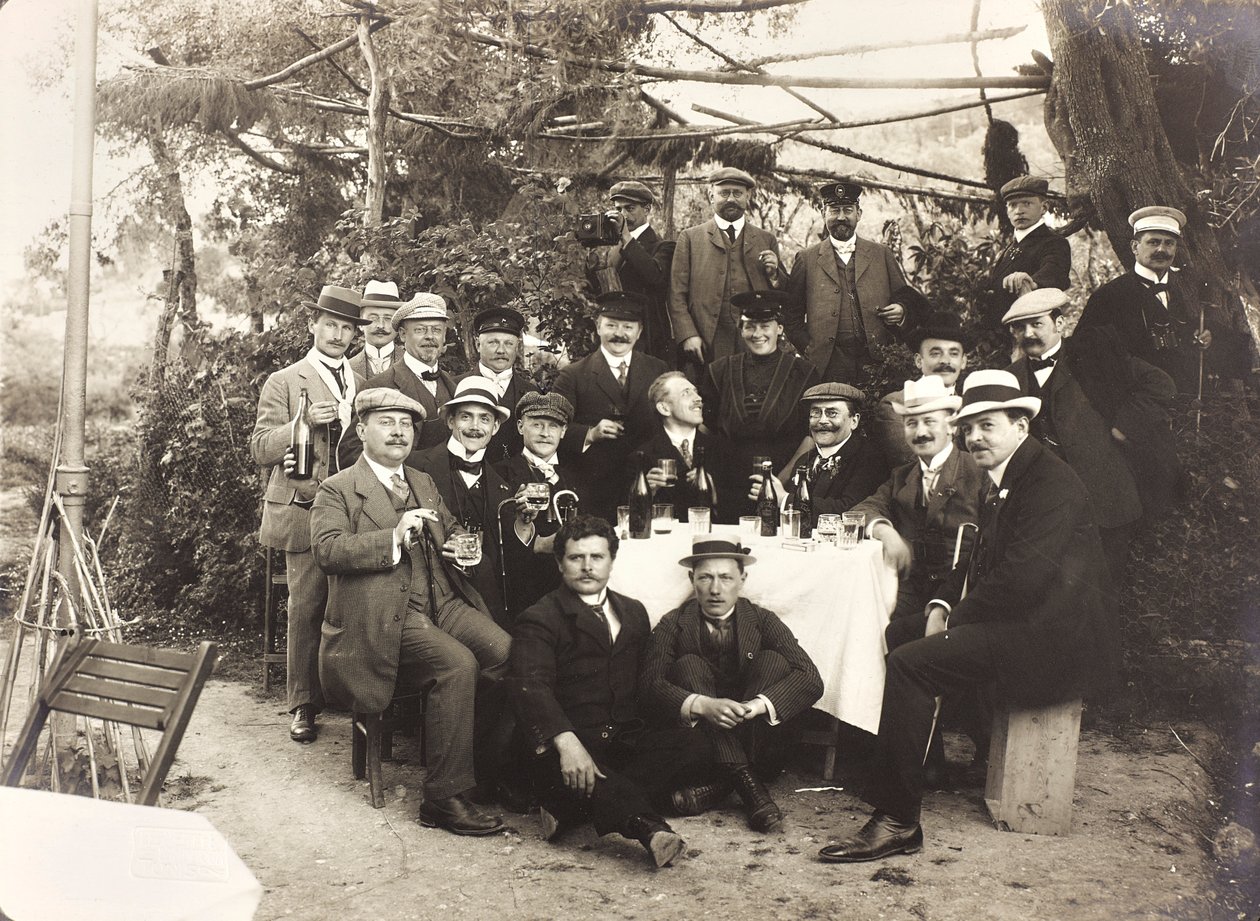 Album "Meine mittelmeer-reise 1910": Skupina lidí pózuje při přípitku na zahradě. od Unbekannter Künstler