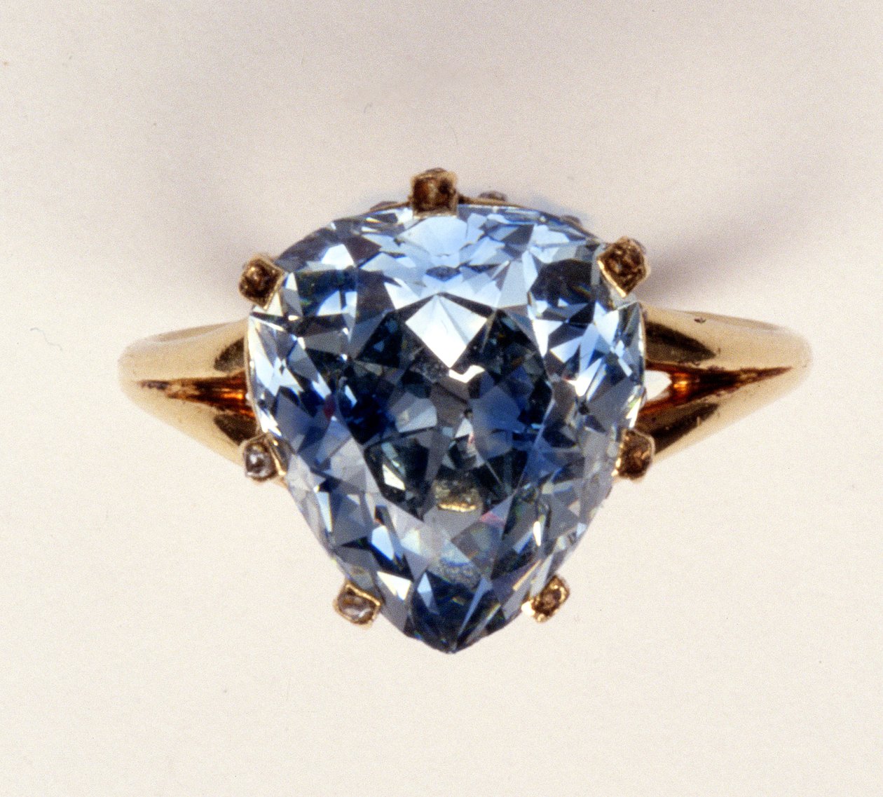 Starožitný ozdobný prsten, modrošedý diamant o váze 5,45 karátů, kdysi vlastněný Marie-Antoinette od Unbekannt