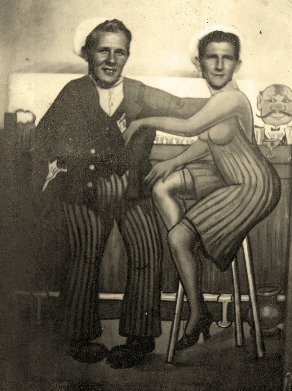 Arkádová fotografie dvou amerických námořníků, kolem roku 1939 (černobílá fotografie) od Juste Lisch