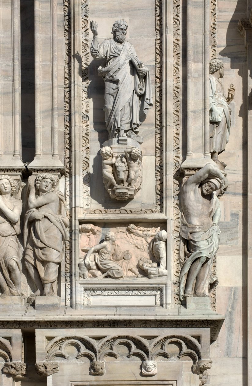 Architektura: socha svatého Lukáše (1811) a nízký reliéf představující zjevení anděla Samsonově matce (1659). Detail fasády katedrály (kopule nebo duomo) Milána Itálie od Unbekannt