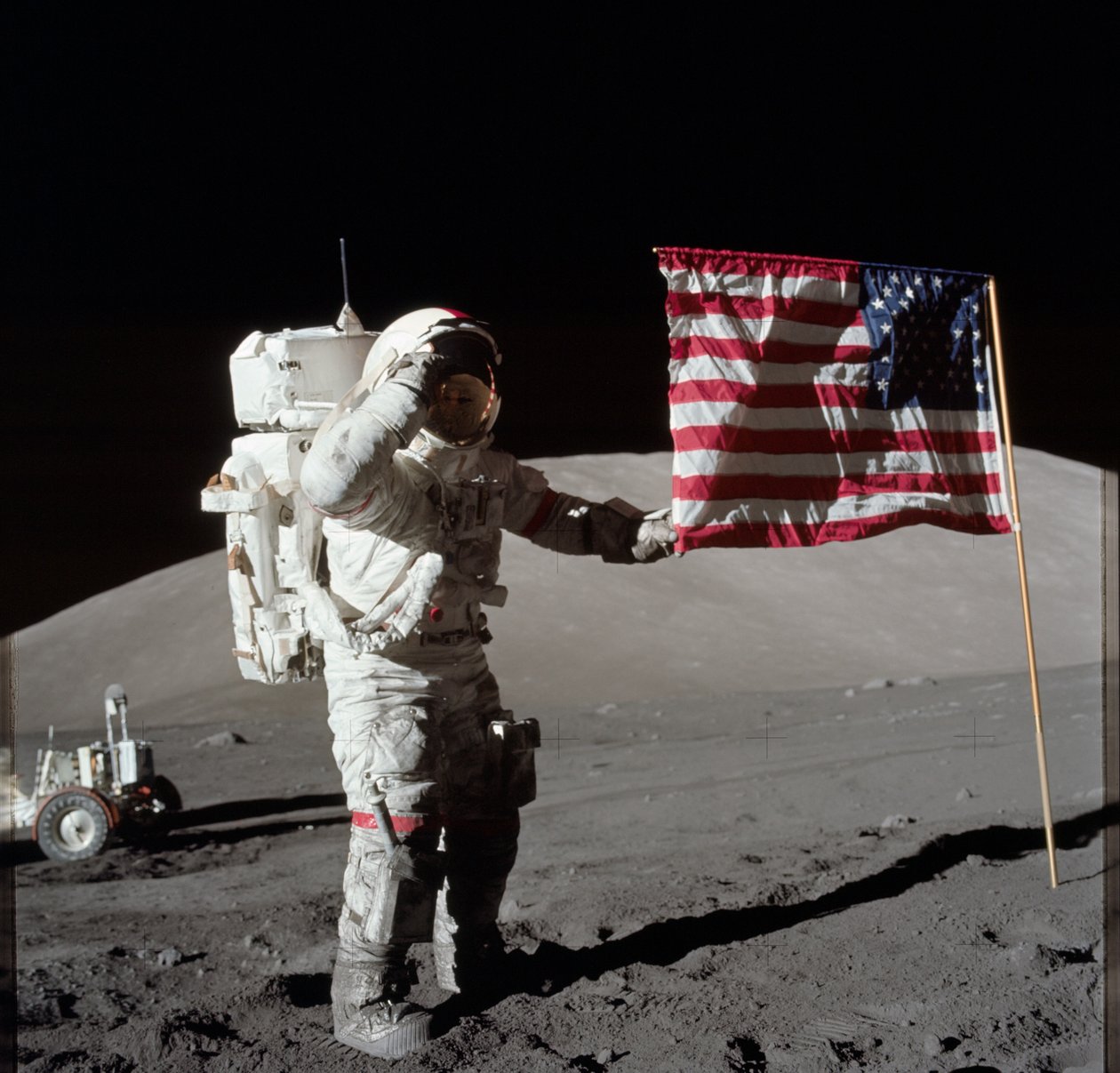 Astronaut Eugene A. Cernan, velitel Apolla 17, je vyfotografován vedle rozmístěné vlajky Spojených států během lunární povrchové extravehikulární aktivity (EVA) na místě přistání Taurus-Littrow. Zdá se, že nejvyšší část vlajky ukazuje k naší planetě od Unbekannt