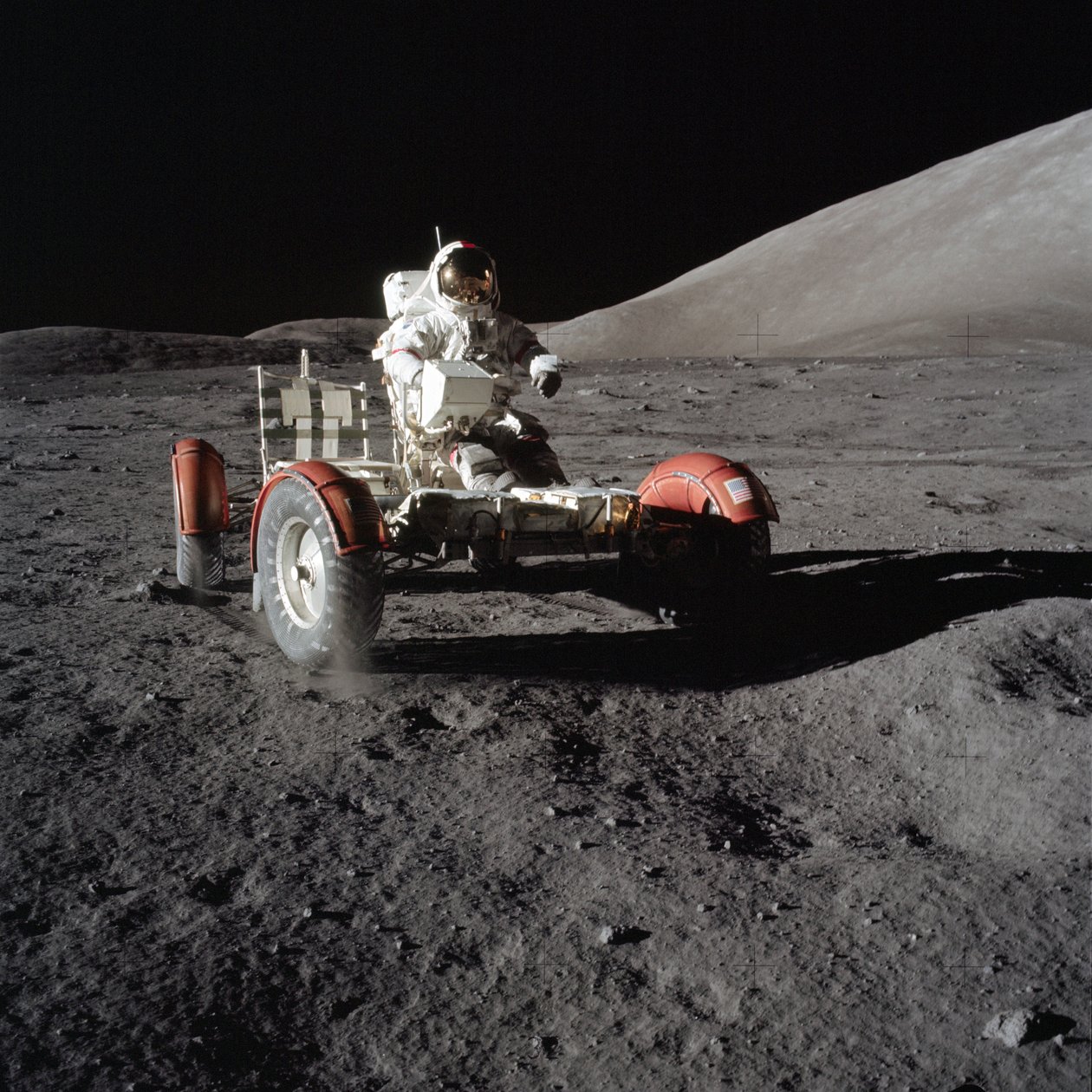 Astronaut Eugene Cernan řídí Lunar Roving Vehicle během první EVA od Unbekannt