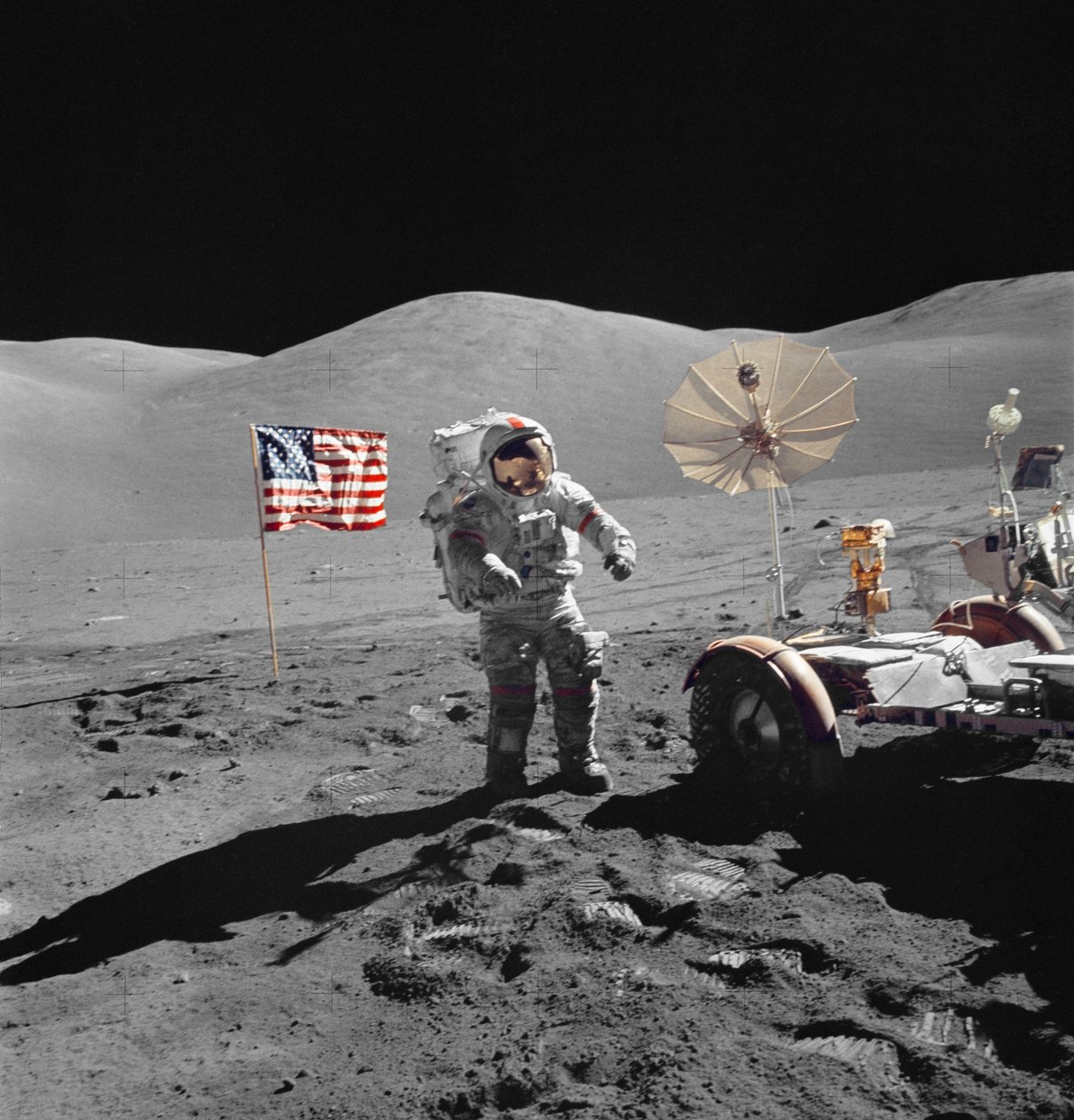Astronaut Eugene Cernan kráčí směrem k LRV během EVA od Unbekannt