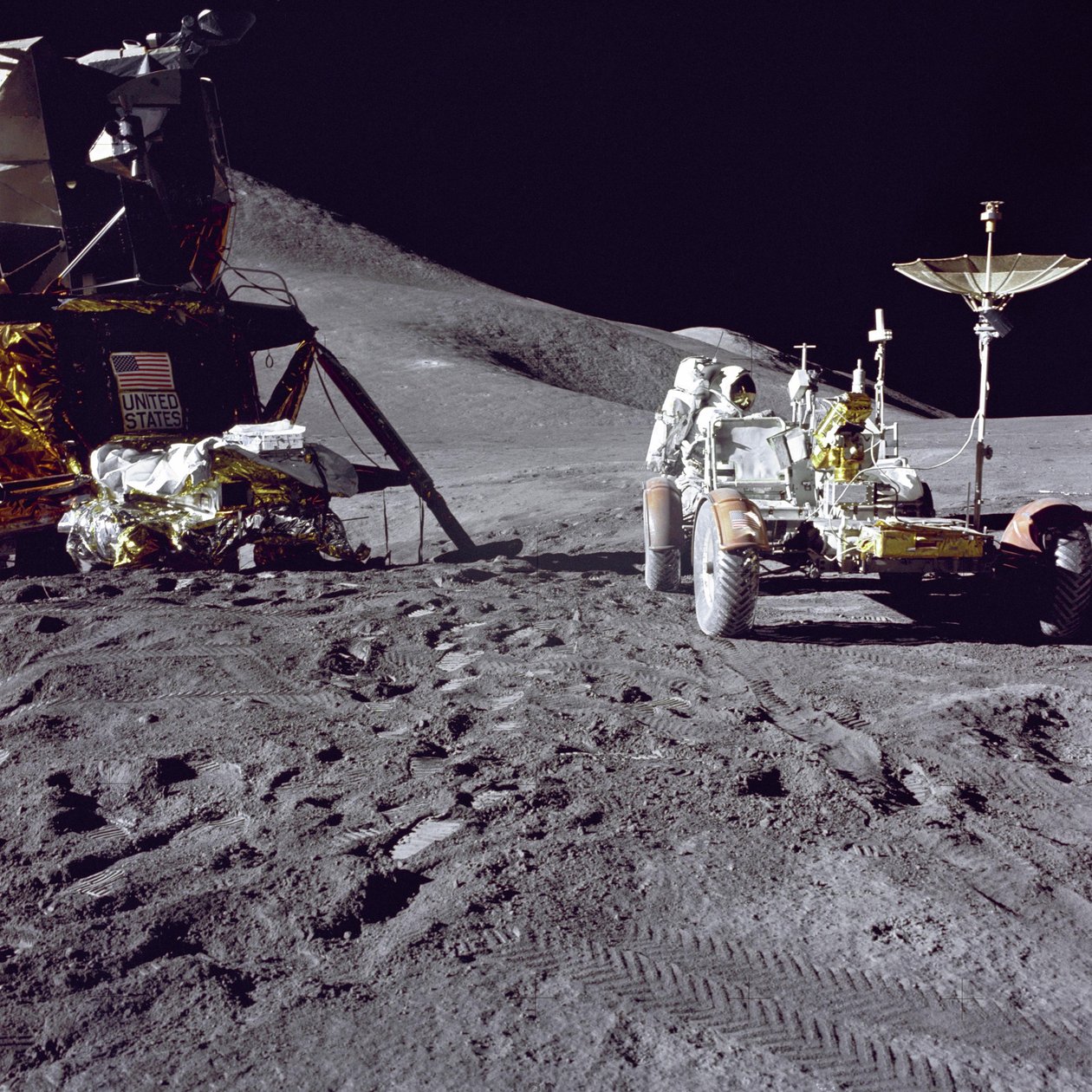 Astronaut James Irwin nakládá Lunar Roving Vehicle na místě přistání Hadley-Apennine od Unbekannt