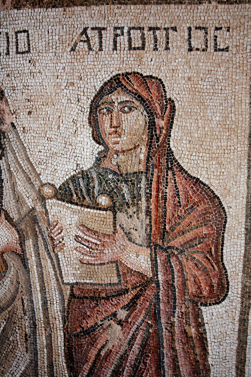 Atropos - Jeden ze tří osudů znázorněných s otevřeným svitkem, na kterém byl napsán život Achilla - Detail z panelu představujícího první Achillovu lázeň - Pafosské mozaiky, Théseova vila, 5. století našeho letopočtu - Kypr - Reprezentace Atropos, od Unbekannt