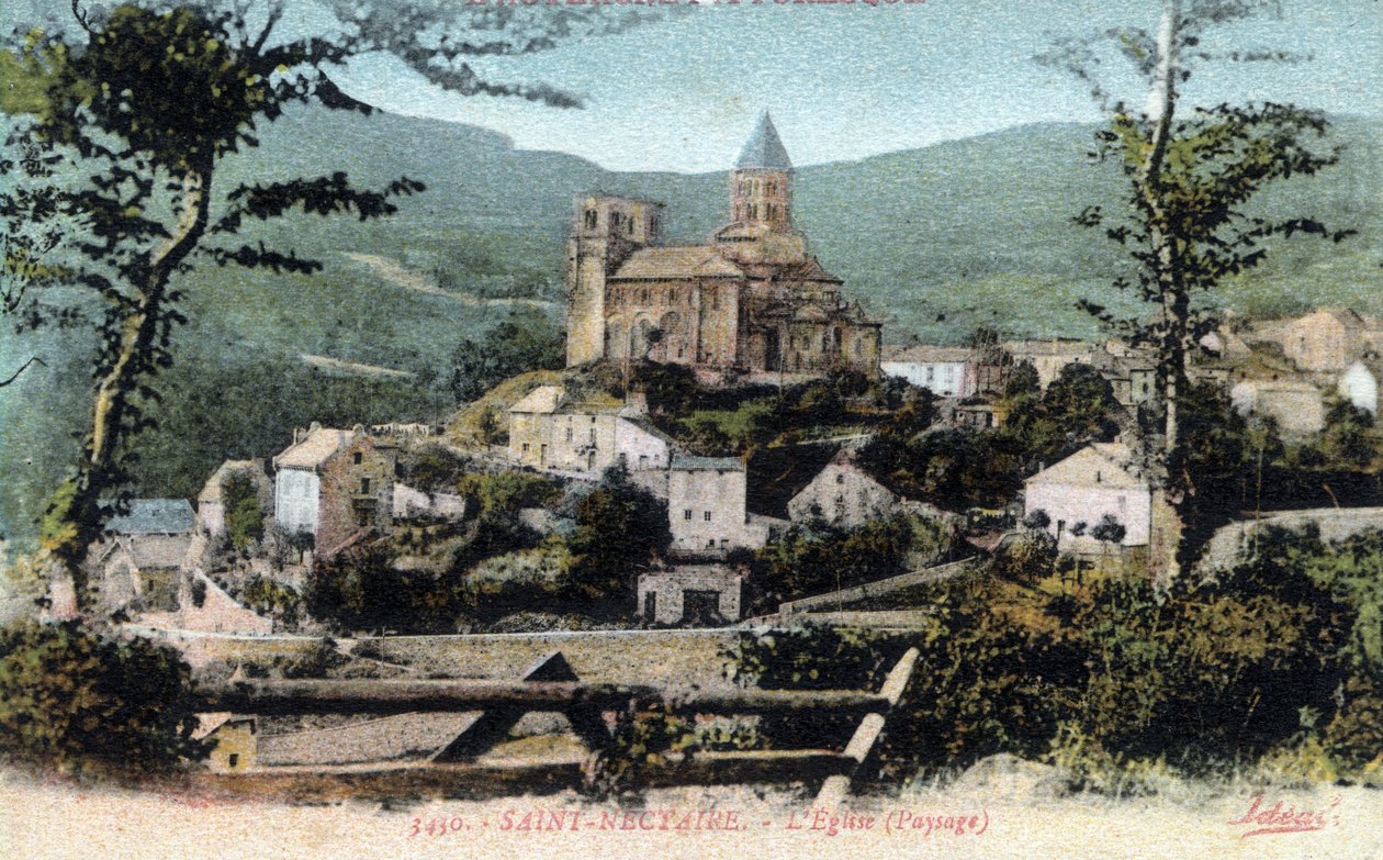 Auvergne, Puy-de-Dome (63), Saint Nectaire (Saint-Nectaire): pohled na vesnici a kostel, konec 19.-začátek 20. století - Pohlednice od William M. Timlin