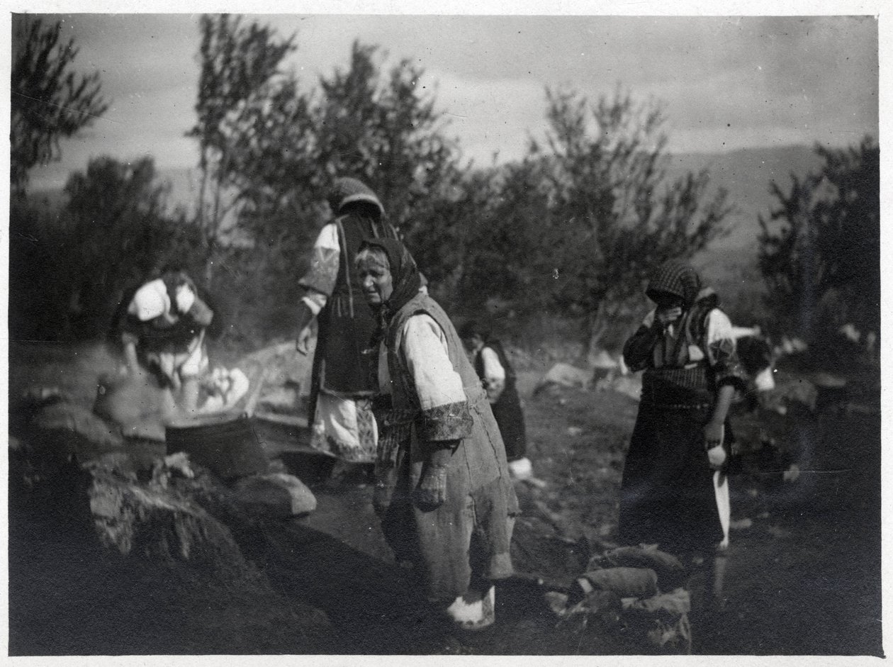 Balkánský poloostrov: Ženy před hrncem na ohni - Pohlednice 1914-1918 od William M. Timlin