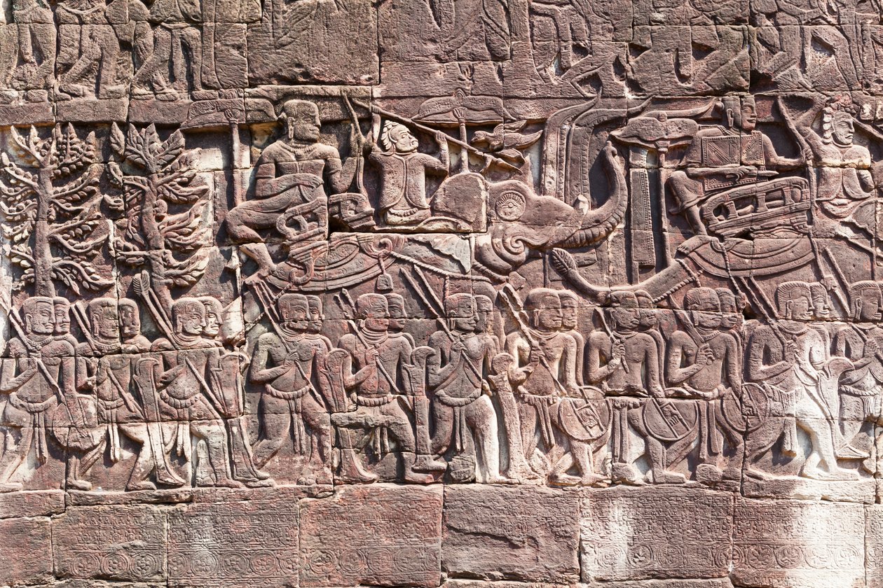 Basreliéfy na západní straně chrámu Bayon zobrazující pochodující khmerské vojáky, archeologické naleziště Angkor, Kambodža (foto) od Unbekannter Künstler