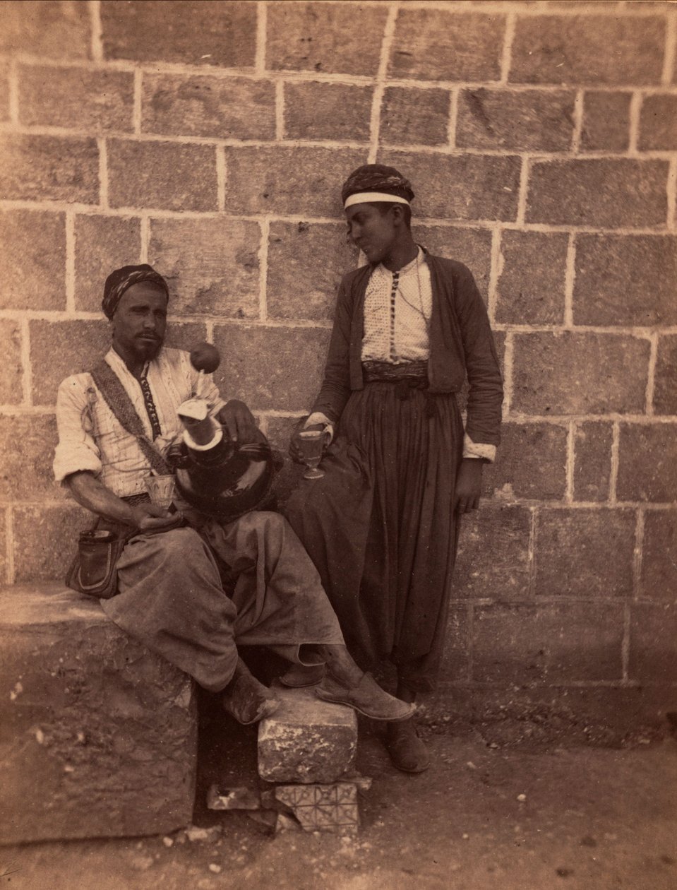 Bejrútští obchodníci s limonádou. Fotografie Charlese Lallemanda (1826-1904) v knize "Sýrie, kostýmy, cesty a krajiny". 1865. Soukromá sbírka. od Unbekannter Künstler
