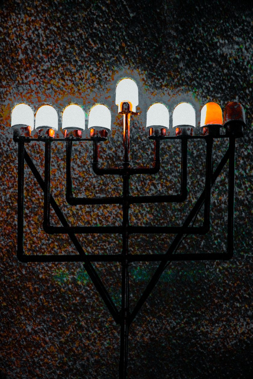Velká synagoga Menorah, 2018 (ručně přemalovaná fotografie) od Unbekannter Künstler