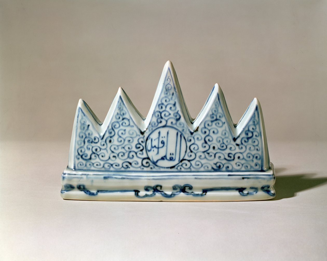 Modrobílá podložka na štětce, modelovaná jako pětivrcholová hora, dynastie Ming (1368-1644) (porcelán s modrou podglazurou) (viz: 118604) od Unbekannt