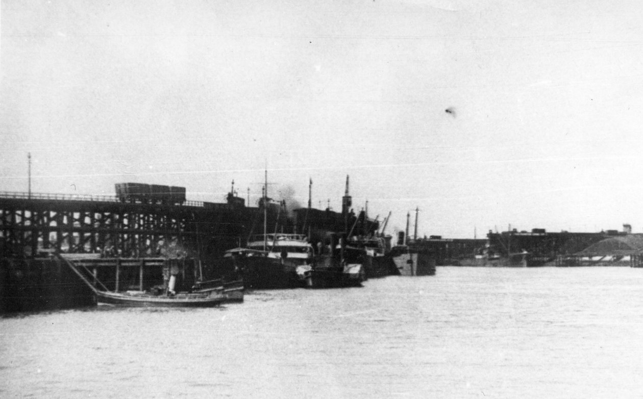 Blyth Harbour, zobrazující množství uhelných lodí ležících vedle Blyth Staiths se startem Harbour Commission v popředí od Unbekannt