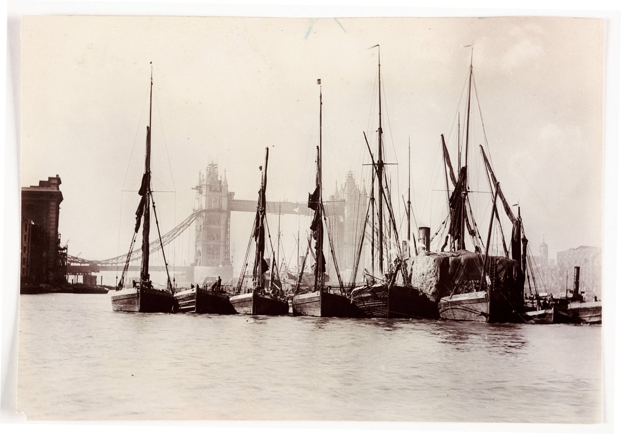 Lodě kotvící u Tower Bridge od Unbekannt