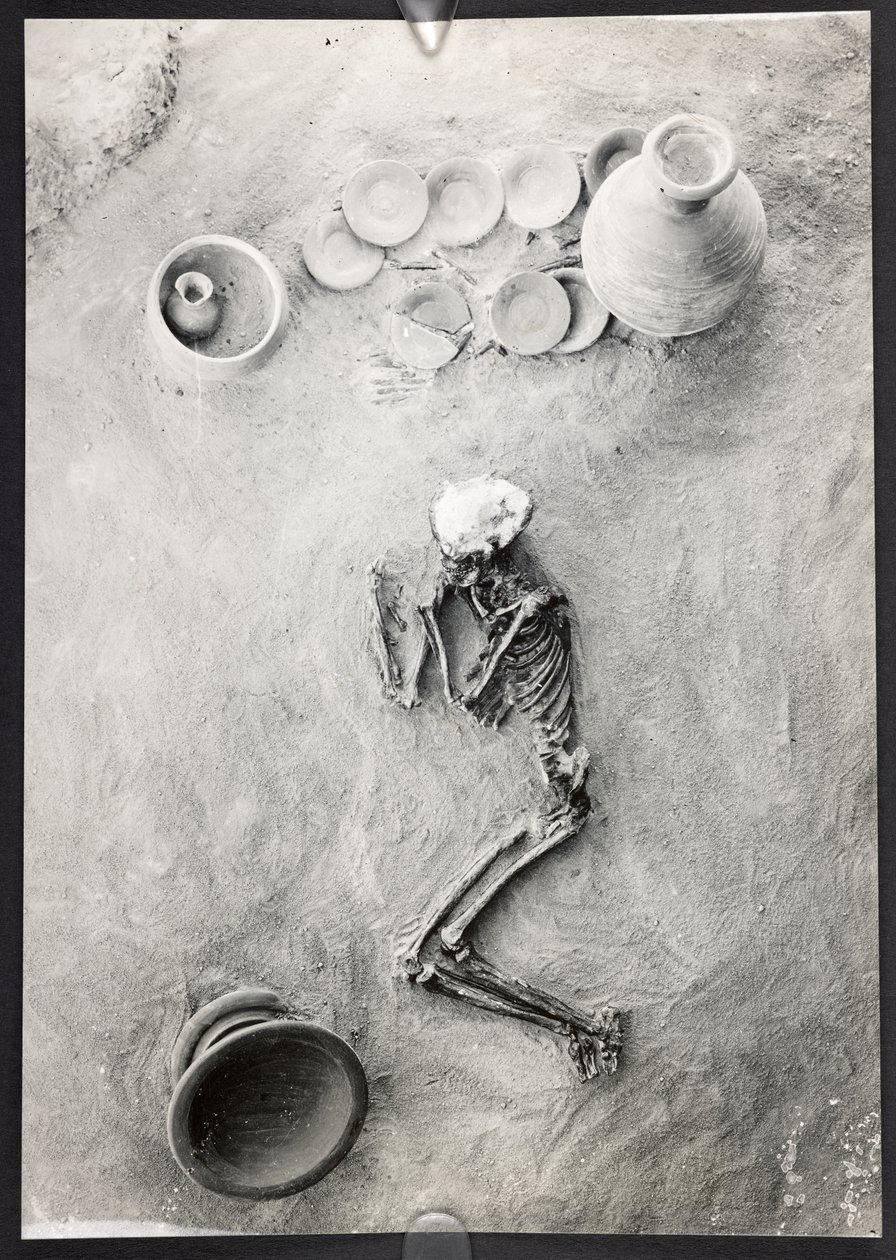 Pohřební skupina na hřbitově na místě H, Eastern Trench, Harappa Excavations, Mohenjo-Daro (č/b foto) od Unbekannter Künstler