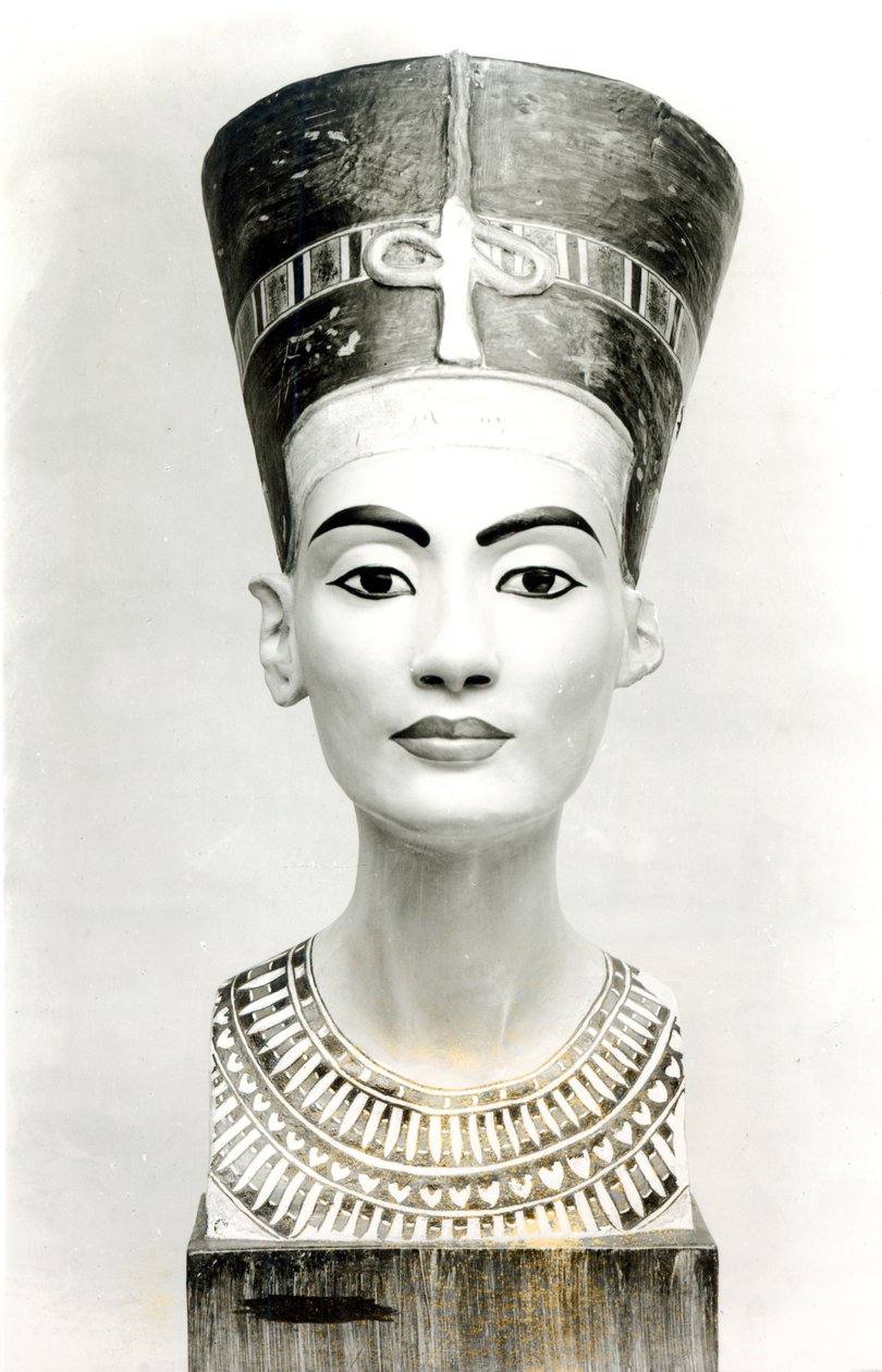 Busta královny Nefertiti, čelní pohled, kopie busty v Aegyptisches Museum, SMPK, Berlín (malovaný vápenec) (č/b foto) (viz také 114018-20) od Unbekannt
