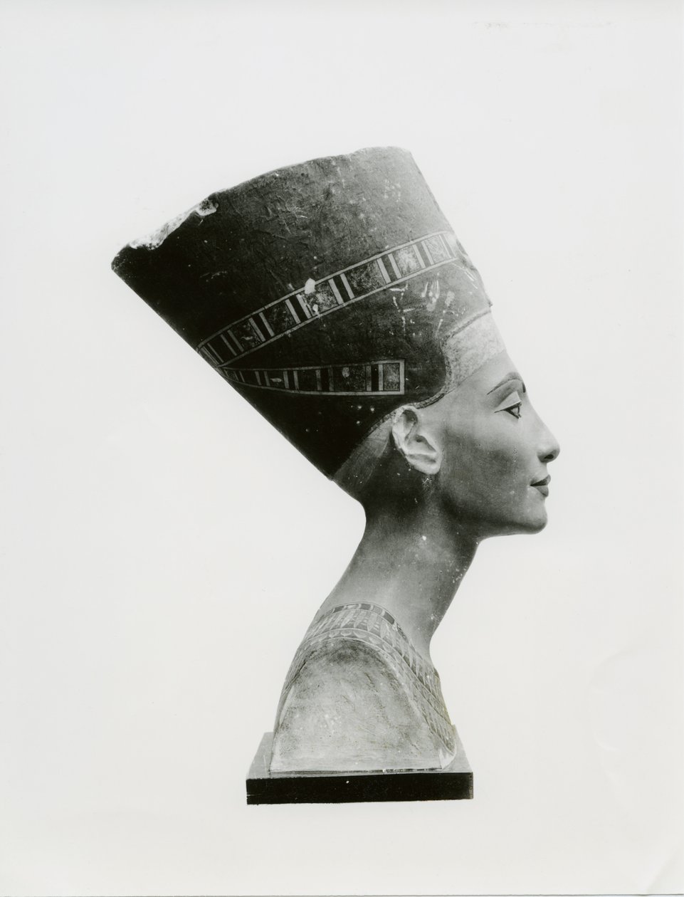 Busta královny Nefertiti, boční pohled, kopie busty v Aegyptisches Museum, SMPK, Berlín (malovaný vápenec) (č/b foto) (viz také 114018-20) od Unbekannt