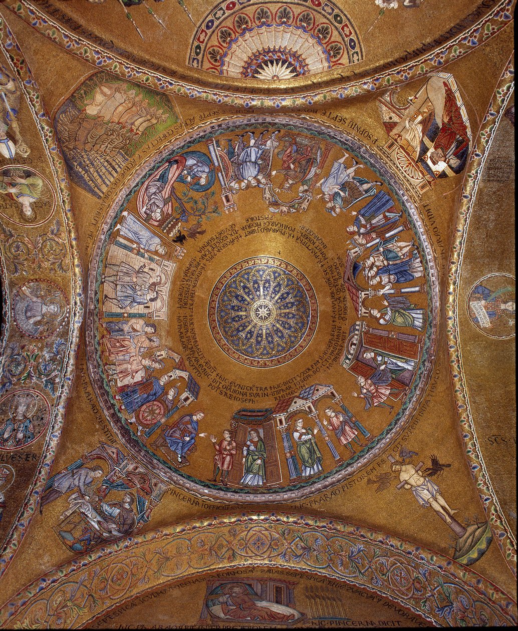 Byzantská architektura: pohled na kopuli s mozaikami na zlatém pozadí od Unbekannt