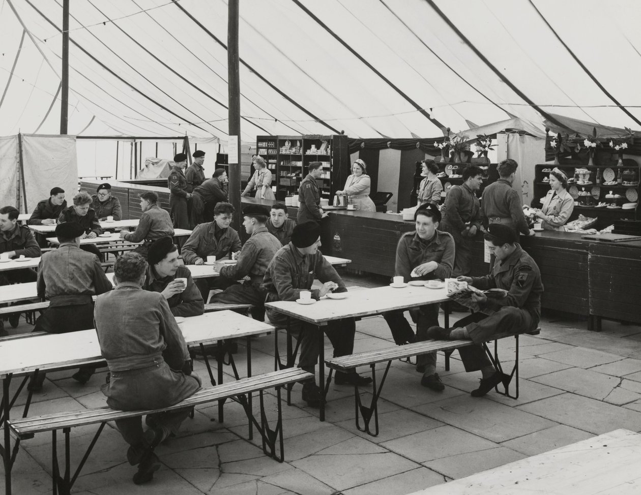 Stan kantýny, letní tábor Weybourne, duben 1954 (černobílá fotografie) od Unbekannt