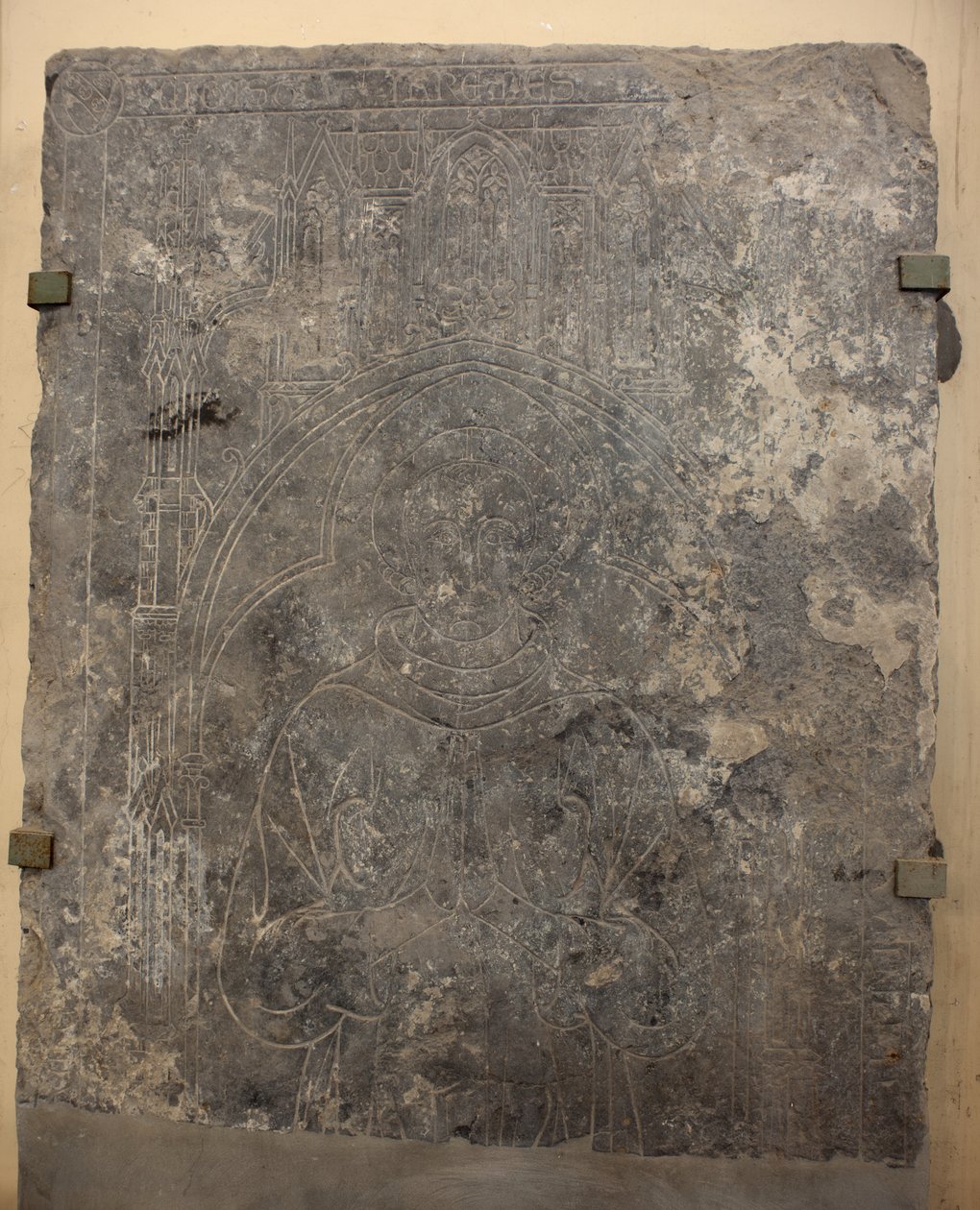 Sbírka katedrály. Fragment kamenné desky. Basreliéf. Církevní úředník. Původní církev (Saint-Quentin z Tournai. Konec 13. století. Detail. od Unbekannter Künstler