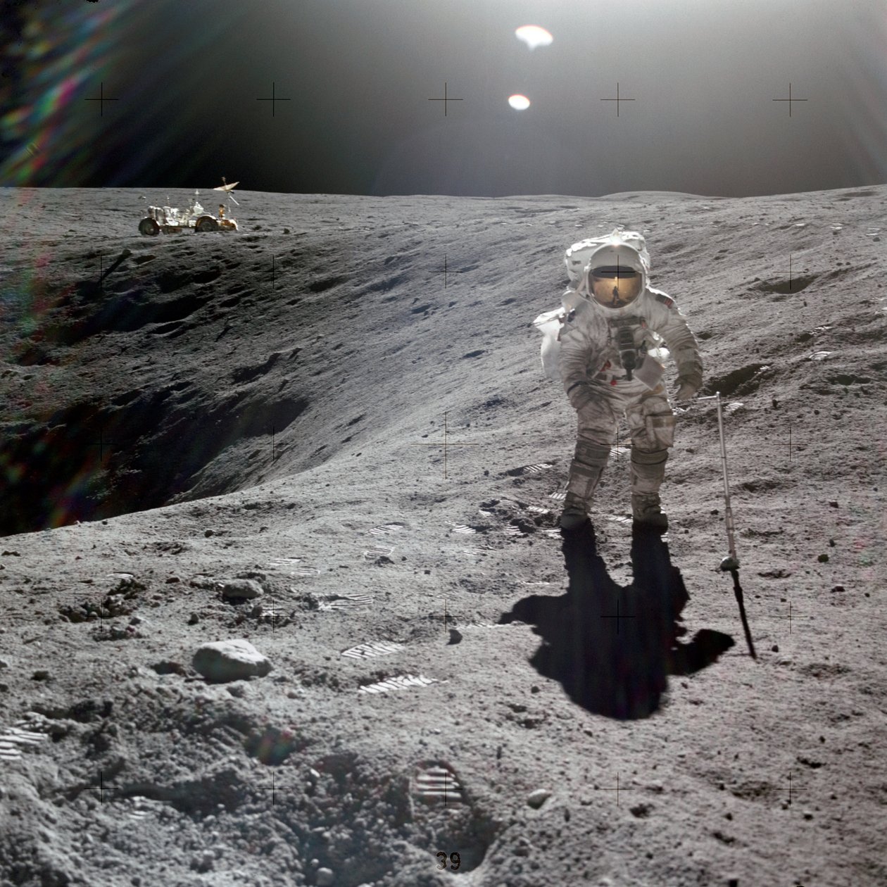 Charles M. Duke, Jr., pilot lunárního modulu mise Apollo 16, sbírající měsíční vzorky na okraji kráteru Plum, duben 1972 (foto) od Unbekannt
