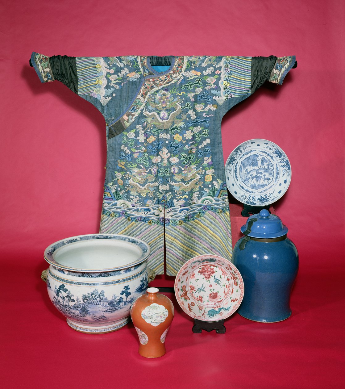 Čínský dračí plášť a porcelánové zboží (foto) od Unbekannt
