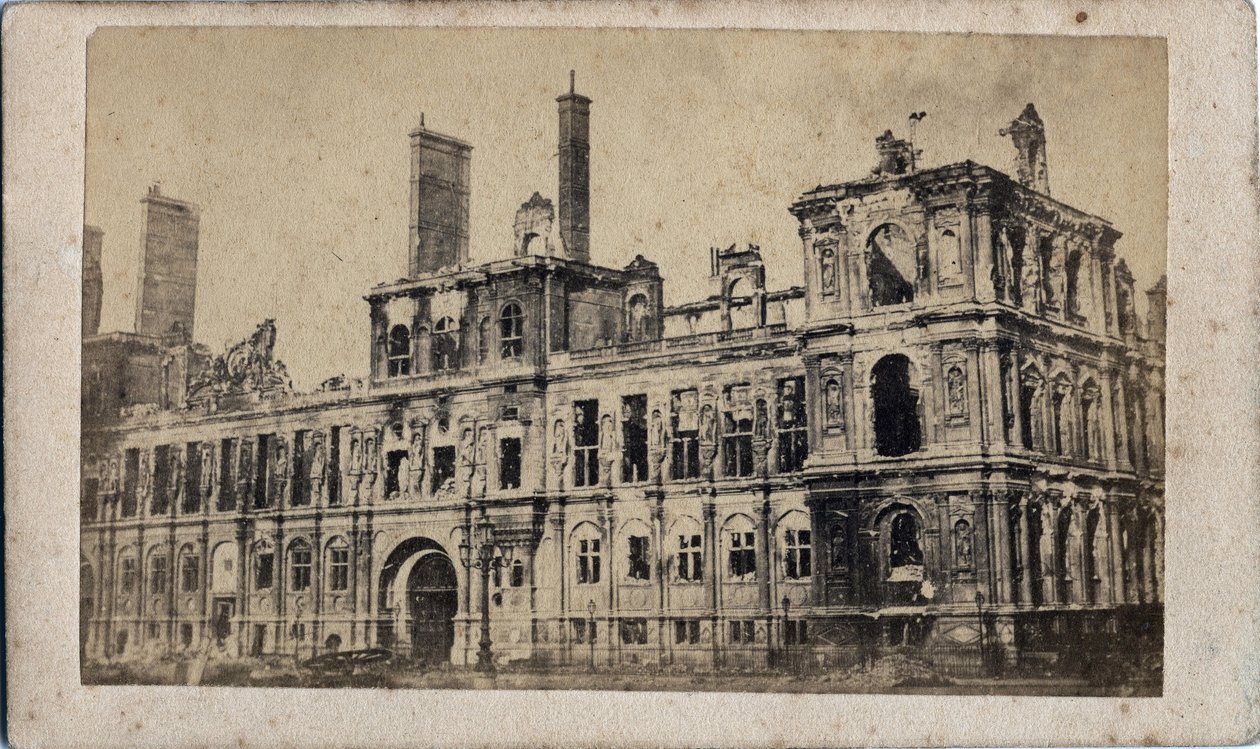Commune de Paris (1871): pohled na radnici po požáru v květnu 1871. Anonymní fotografie. Tisk na karton Rozm. 10x7 cm od Unbekannt
