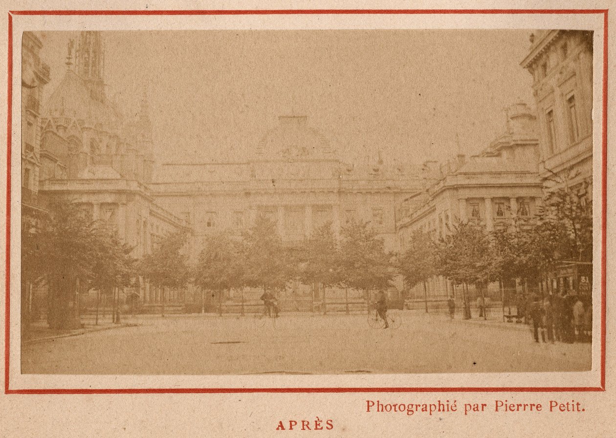 Commune de Paris (1871): pohled na Palais de Justice v Paříži po požáru v květnu 1871. Fotografie Pierra Pepetita. Tisk na karton, Rozm. Rozměr 9 x 5,4 cm od Unbekannt